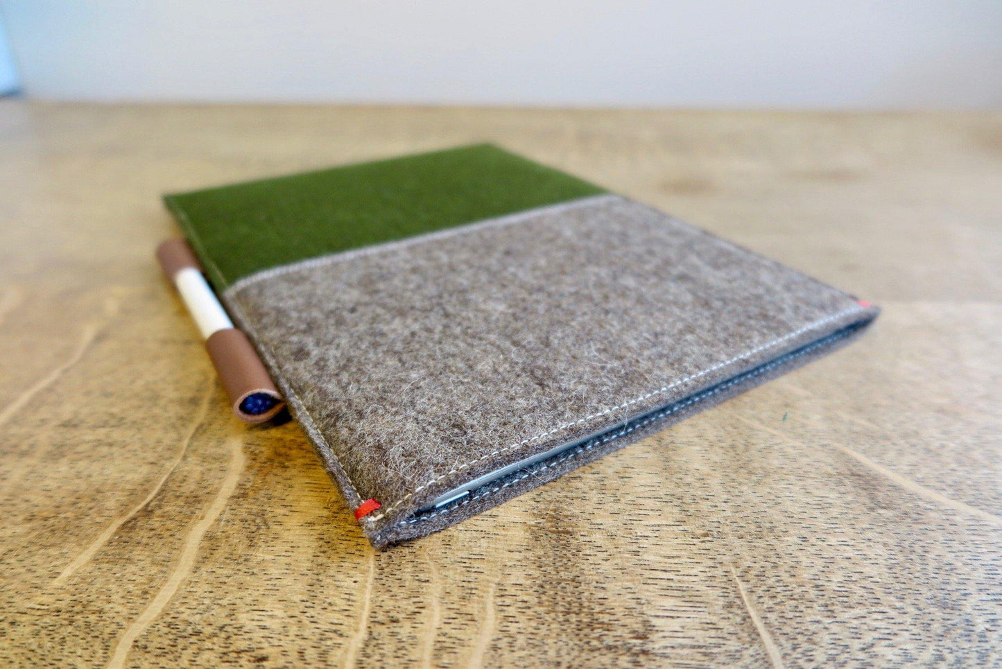 CONTRAST serie - iPad Pro hoes in Classic Green - Westerman Bags vilten tassen en hoezen. Dutch Design.