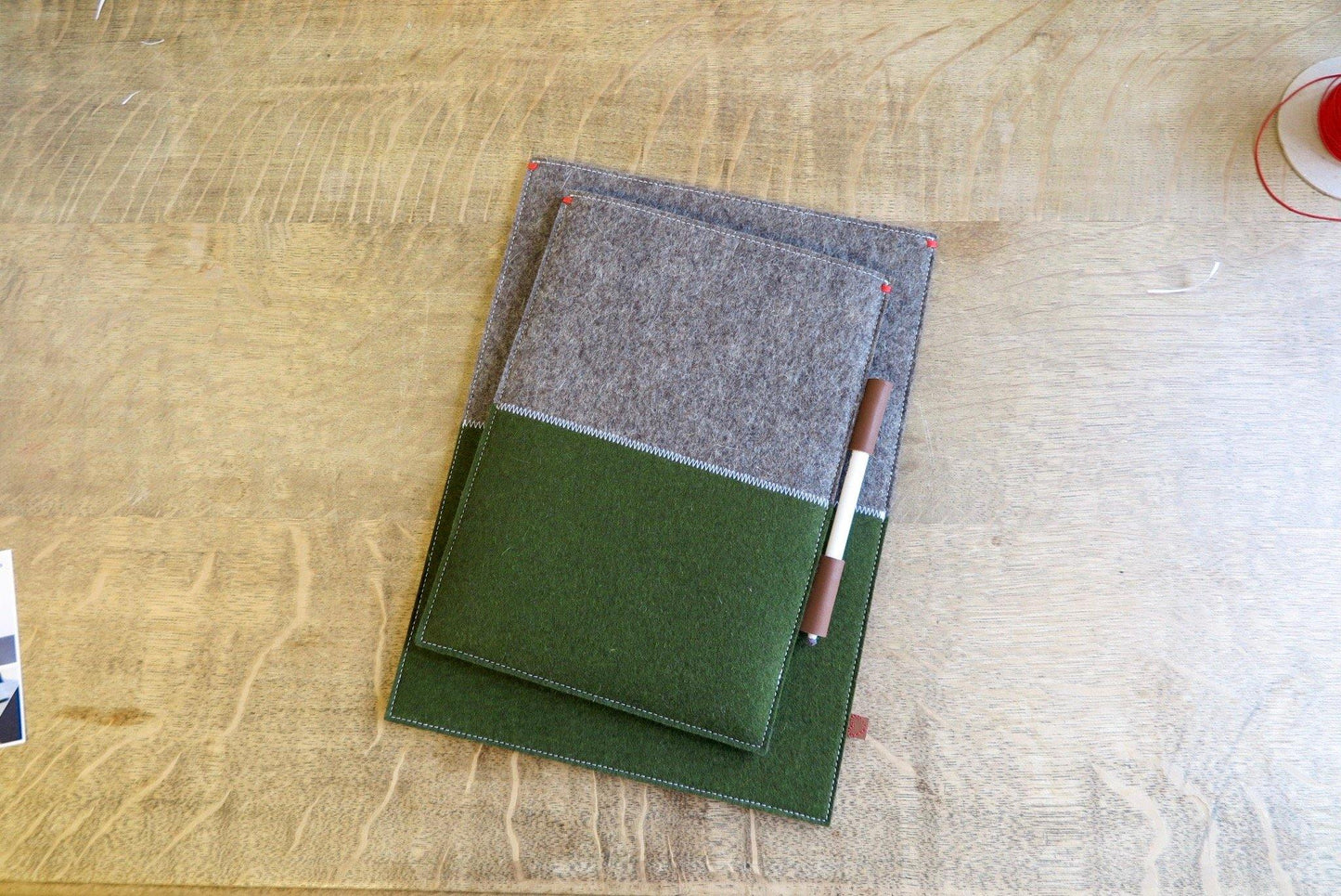 CONTRAST serie - iPad Pro hoes in Classic Green - Westerman Bags vilten tassen en hoezen. Dutch Design.