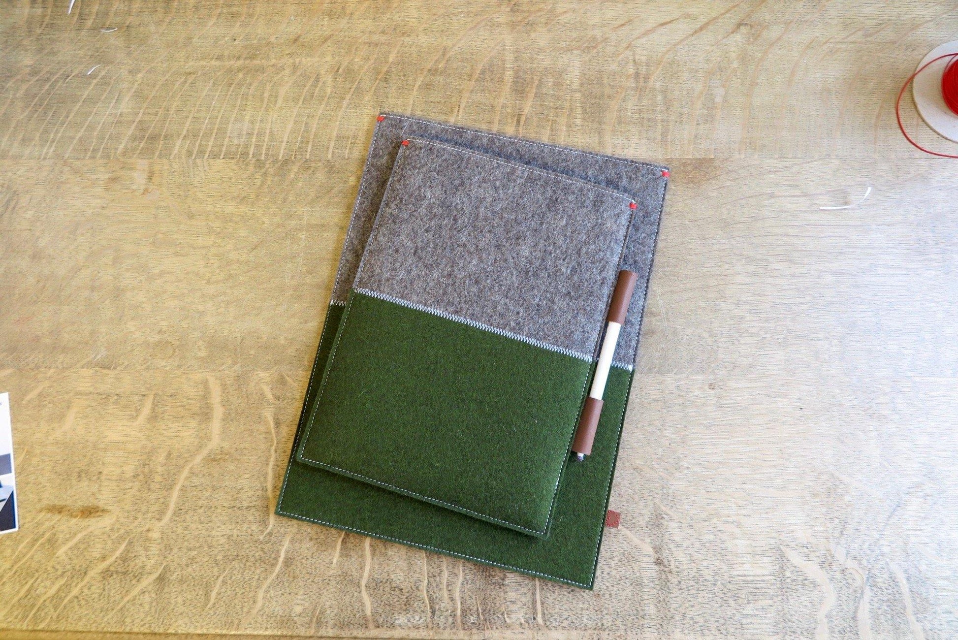 CONTRAST serie - iPad Pro hoes in Classic Green - Westerman Bags vilten tassen en hoezen. Dutch Design.