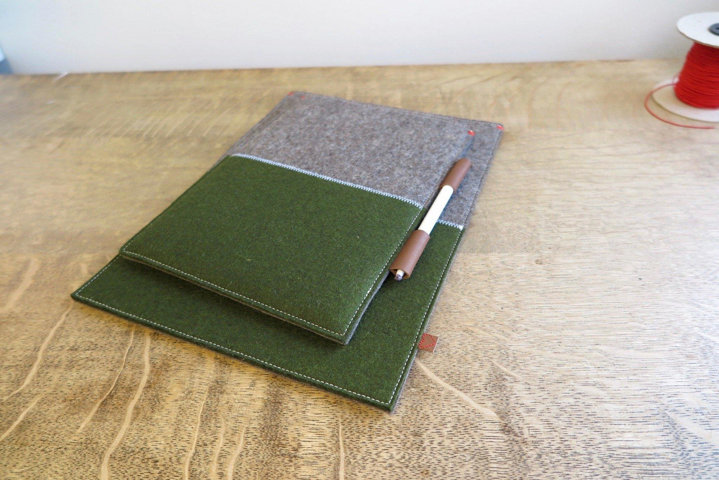 CONTRAST serie - iPad Pro hoes in Classic Green - Westerman Bags vilten tassen en hoezen. Dutch Design.