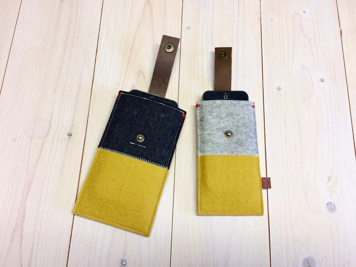 CONTRAST Geel. Wolvilt telefoonhoes met leren sluiting - Westerman Bags vilten tassen en hoezen. Dutch Design.