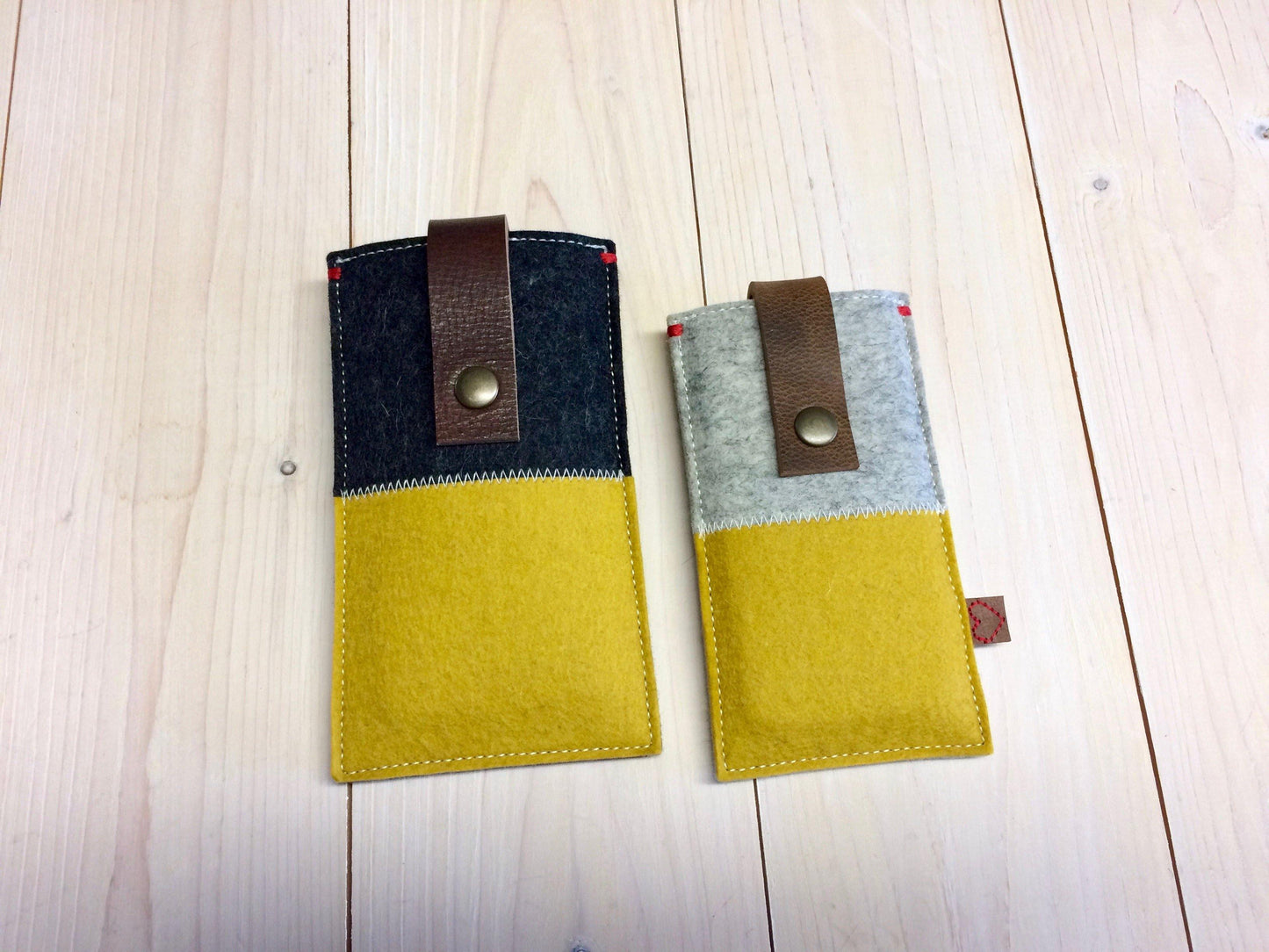 CONTRAST Geel. Wolvilt telefoonhoes met leren sluiting - Westerman Bags vilten tassen en hoezen. Dutch Design.