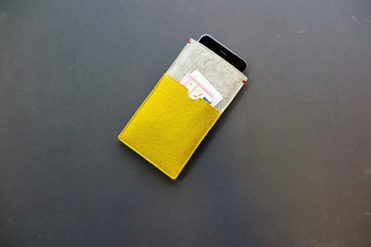 Grijze iPhone hoes van wolvilt met geel pasjesvak