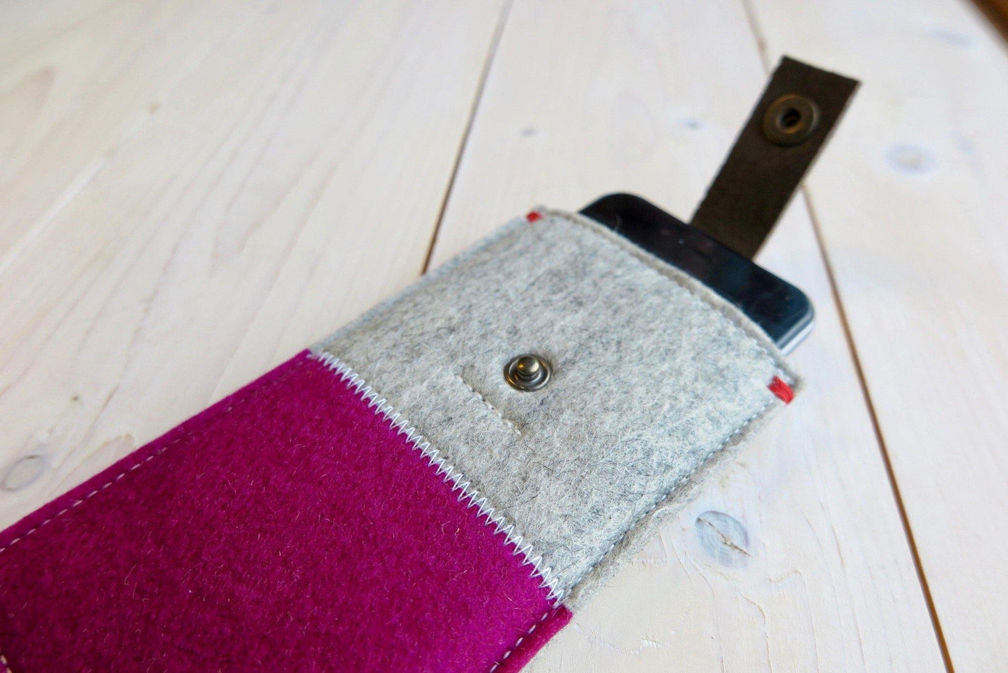 CONTRAST Pink. Wolvilt telefoonhoes met leren sluiting - Westerman Bags vilten tassen en hoezen. Dutch Design.