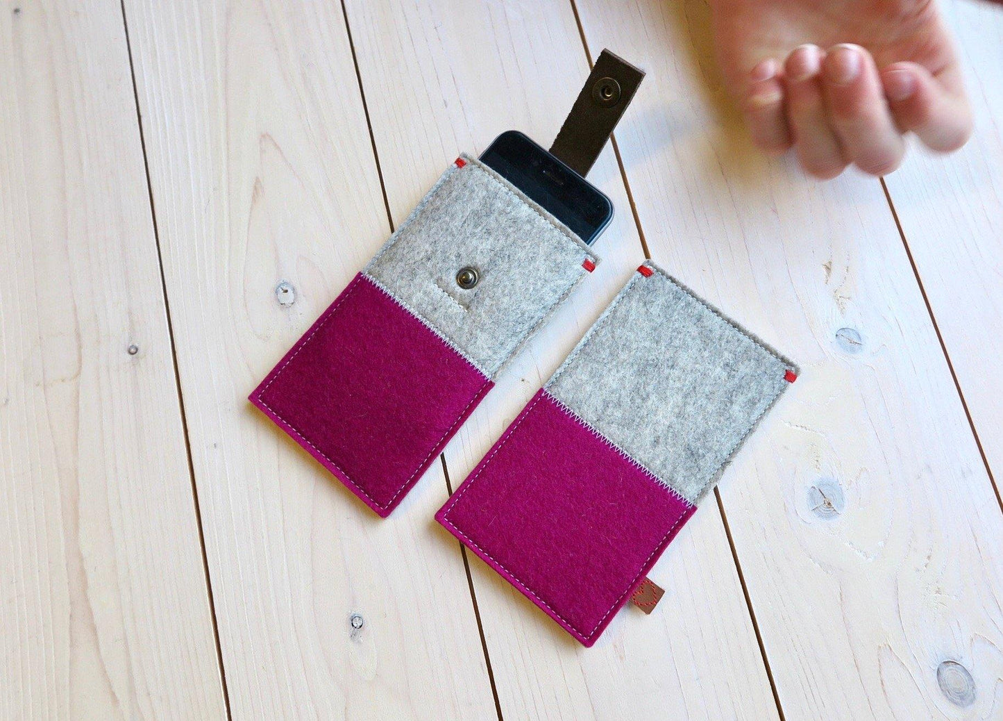 CONTRAST Pink. Wolvilt telefoonhoes met leren sluiting - Westerman Bags vilten tassen en hoezen. Dutch Design.