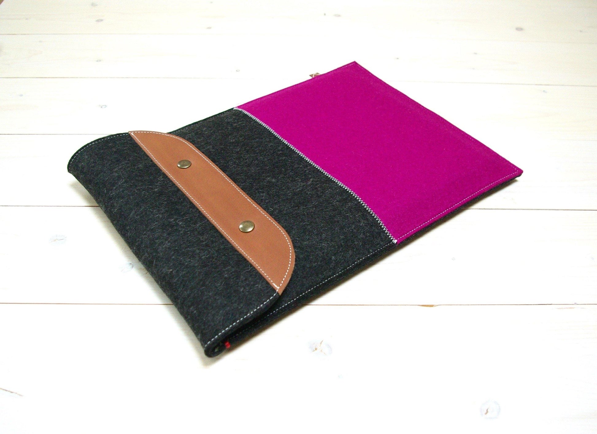 CONTRAST classic case - Macbook hoes met klepsluiting in Dark Pink. 13" | 15" - Westerman Bags vilten tassen en hoezen. Dutch Design.