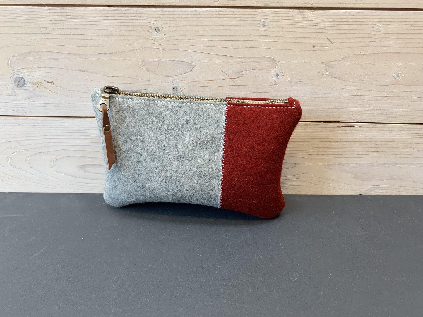 VANMIJ - XL Felt Pencil Case in 2 colours: red and grey - met naam - Westerman Bags vilten tassen en hoezen. Dutch Design.