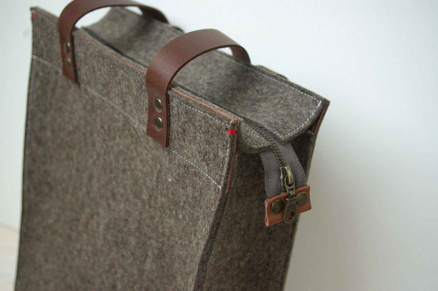 FUNCTIE - Vilten laptoptas | Shopper XL | Zandbruin | Rits | Man - Westerman Bags vilten tassen en hoezen. Dutch Design.