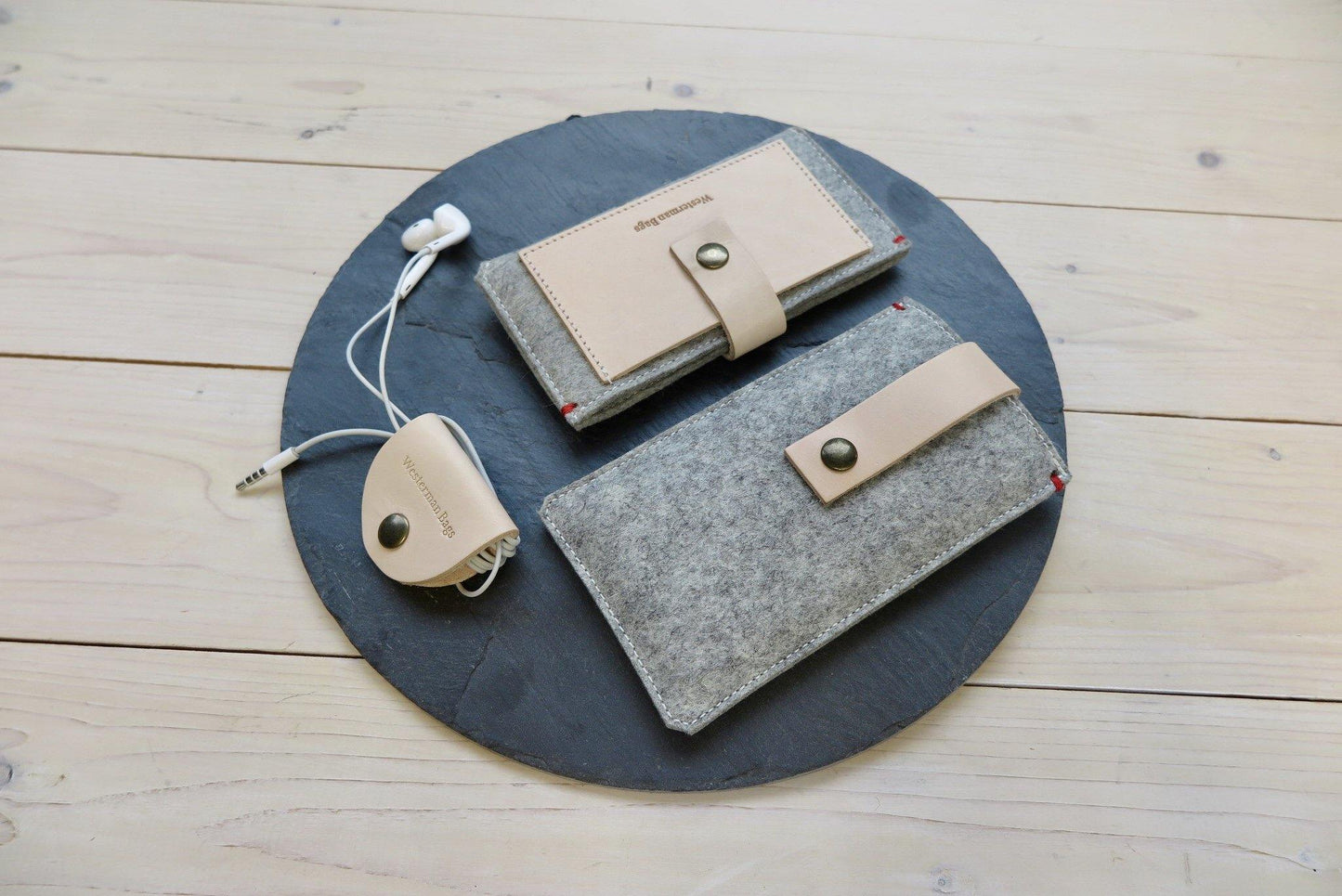 Set van vilten accessoires met leer – telefoonhoes, brillenkoker en kabelhouder