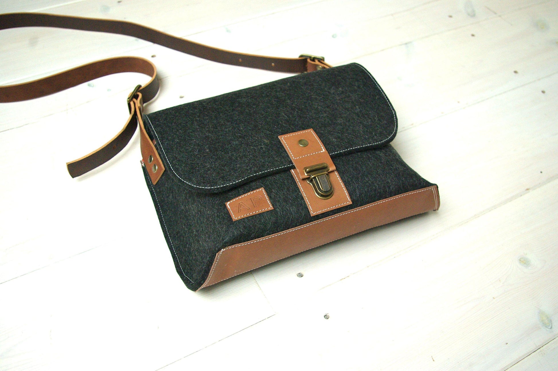 CLASSIC MESSENGER small - vilten schoudertas met leren details - Westerman Bags vilten tassen en hoezen. Dutch Design.