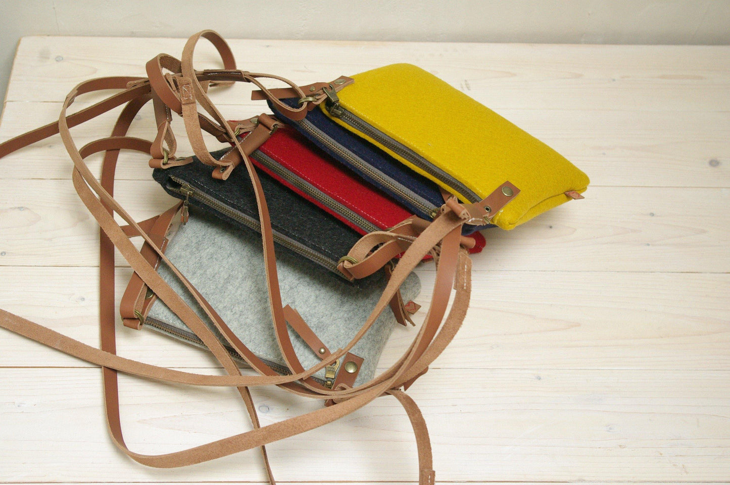 DAGTAS | Schoudertas vilt - kleine tas van geel wolvilt met rits - Westerman Bags vilten tassen en hoezen. Dutch Design.