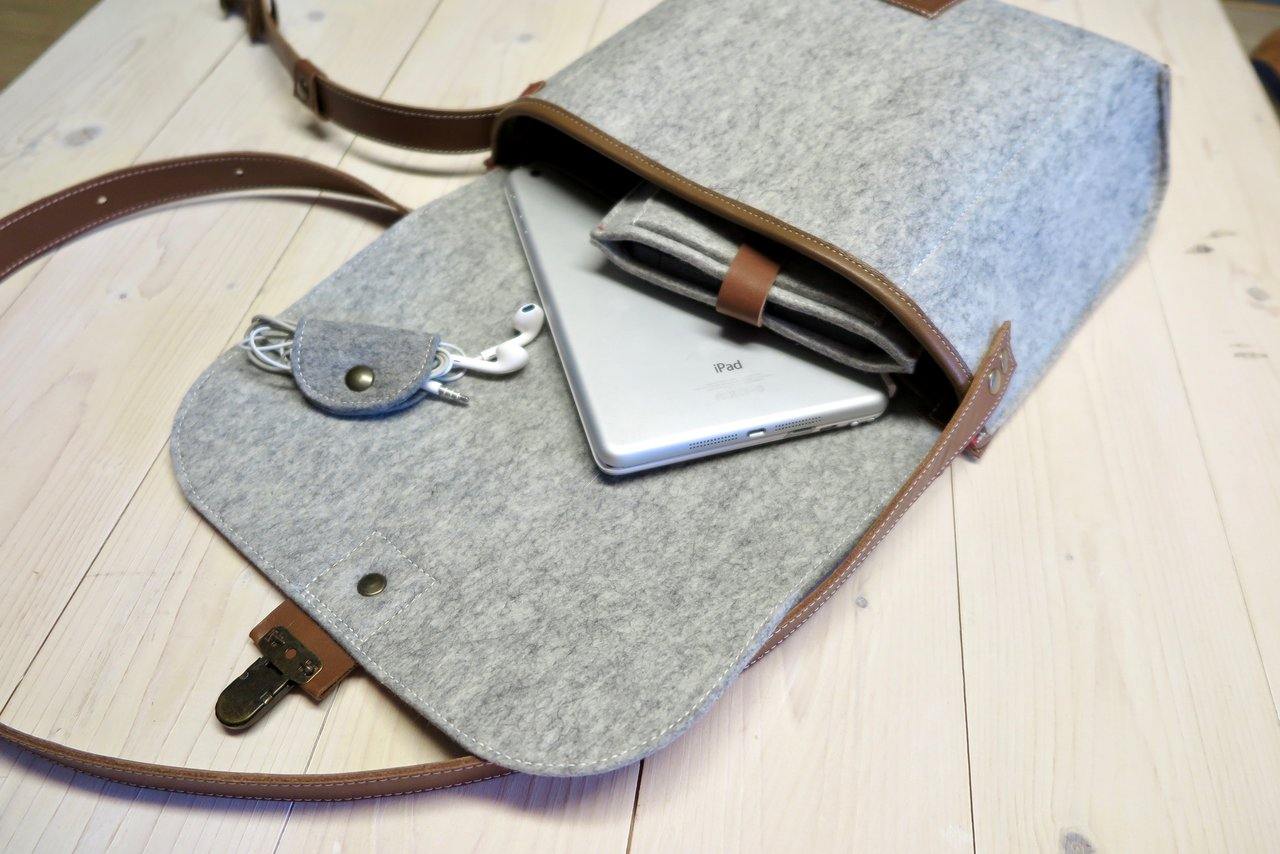 CLASSIC MESSENGER SMALL - vilten schoudertas met leren details - Grijs - Westerman Bags vilten tassen en hoezen. Dutch Design.