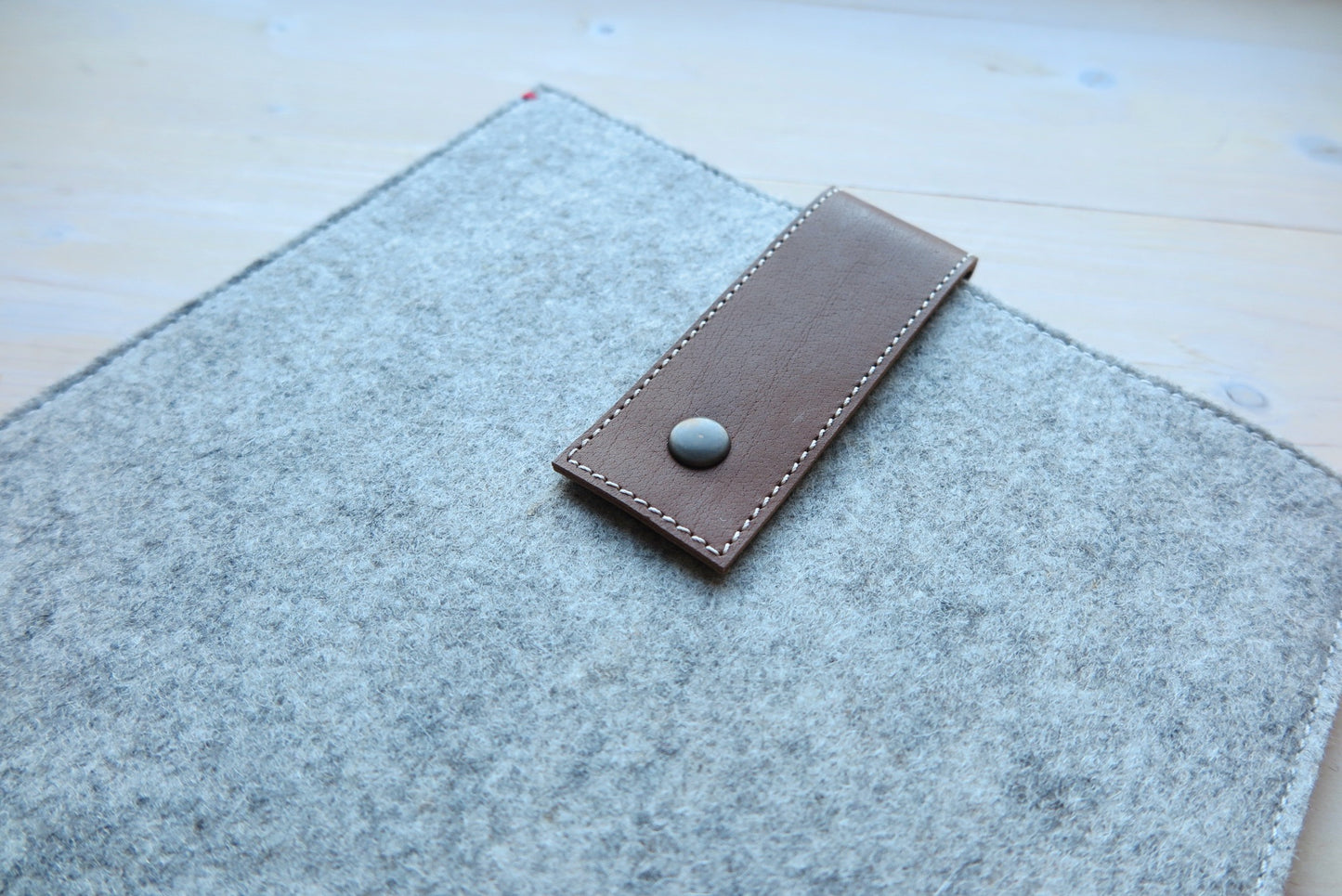 Sale - Surface Pro 7 Hoes Gray felt with leather closure