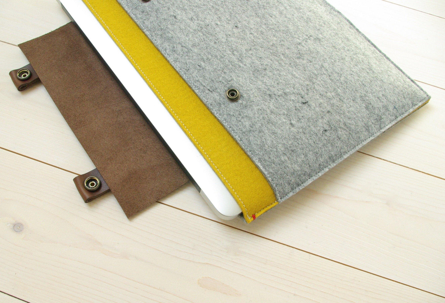 CLASSIC CASE | Macbook Pro en Air | Extra vak | Grijs en Geel - Westerman Bags vilten tassen en hoezen. Dutch Design.