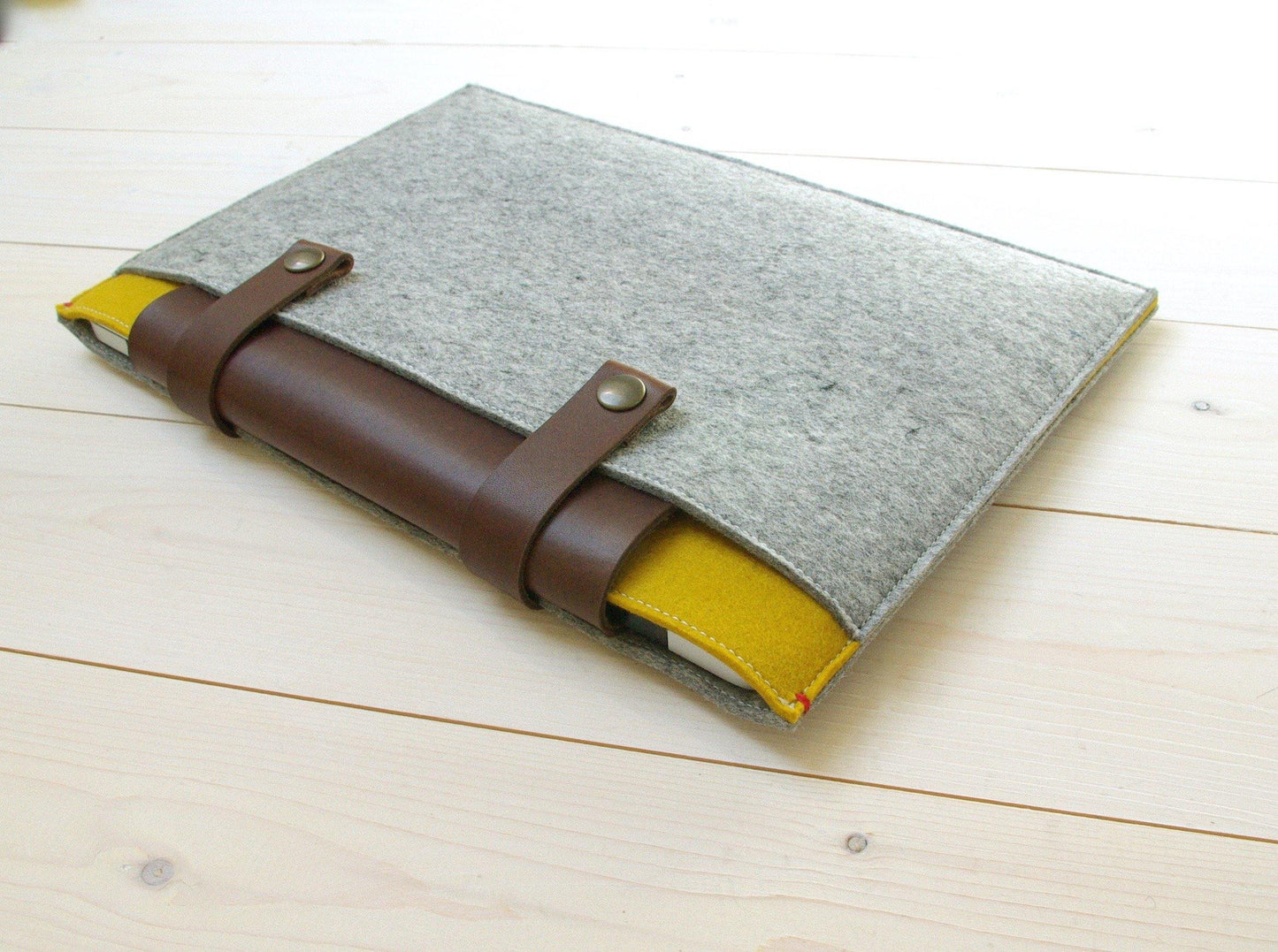 CLASSIC CASE | Macbook Pro en Air | Extra vak | Grijs en Geel - Westerman Bags vilten tassen en hoezen. Dutch Design.