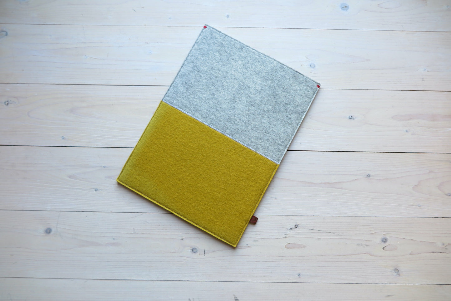 MacBook 13 "Vilten Hoes - The bestseller in yellow and gray in the sale