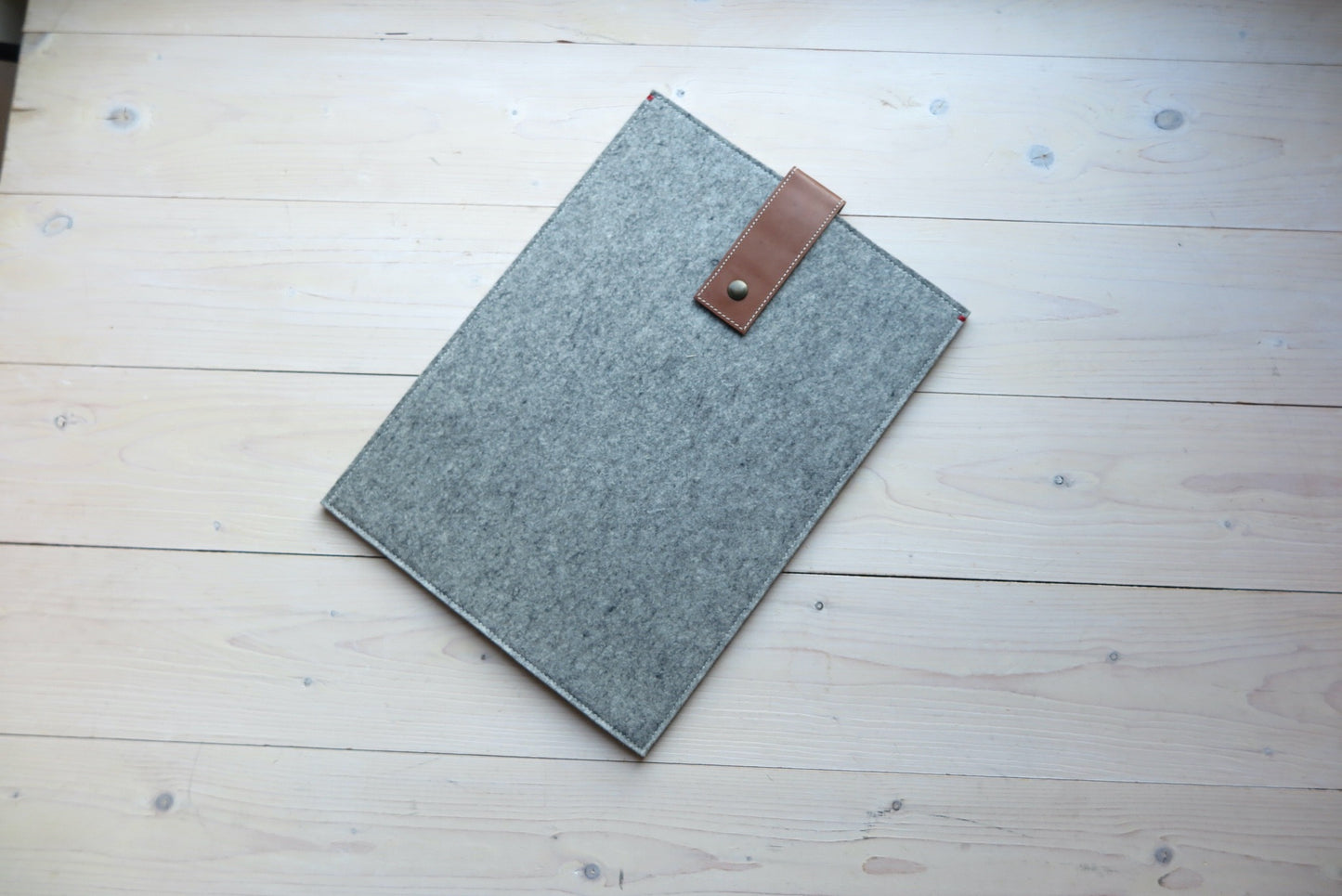 Felt cover with leather closure for MS Surface Pro 7 with type cover
