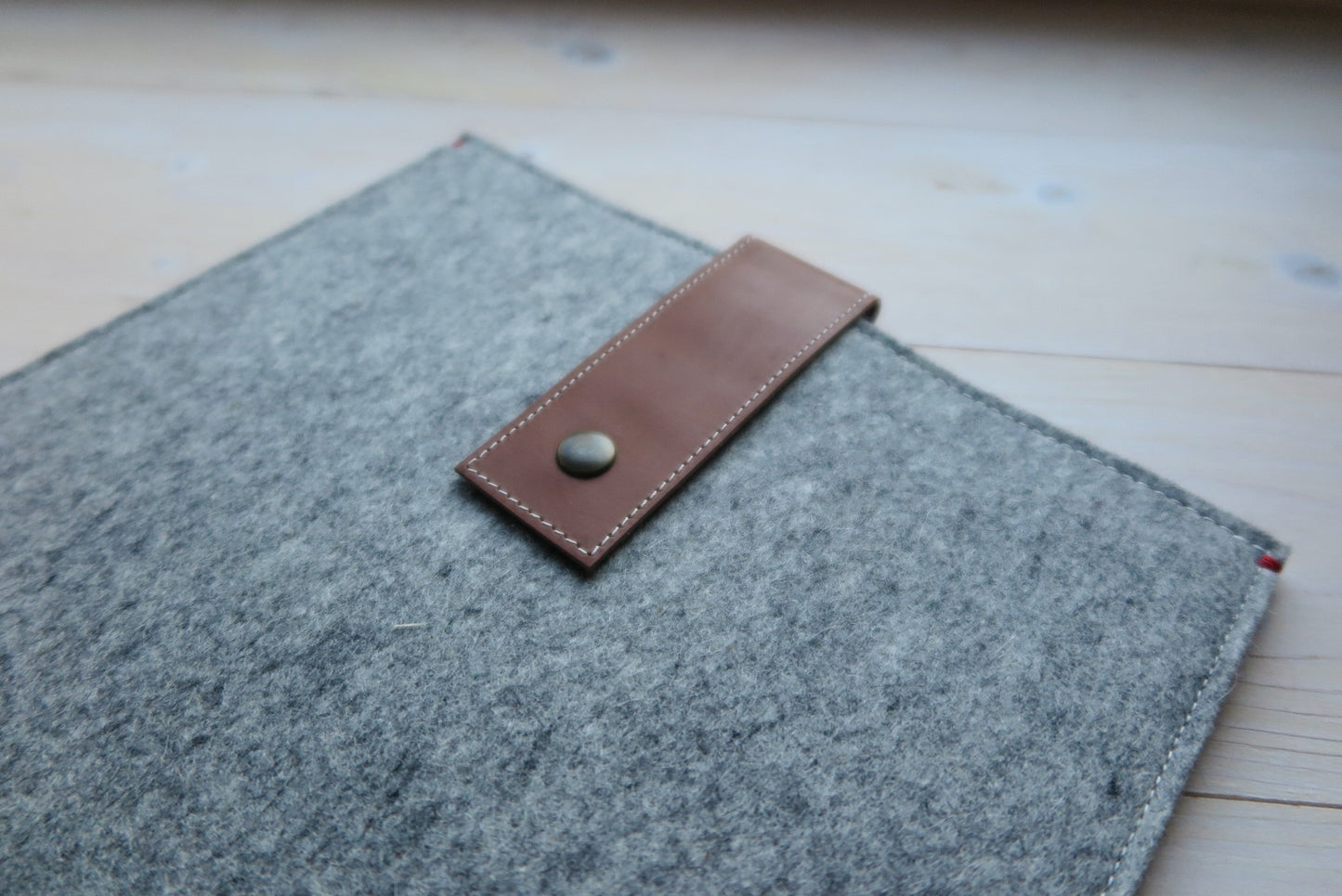 Felt cover with leather closure for 13 "macbook pro retina vegetable tanned leather