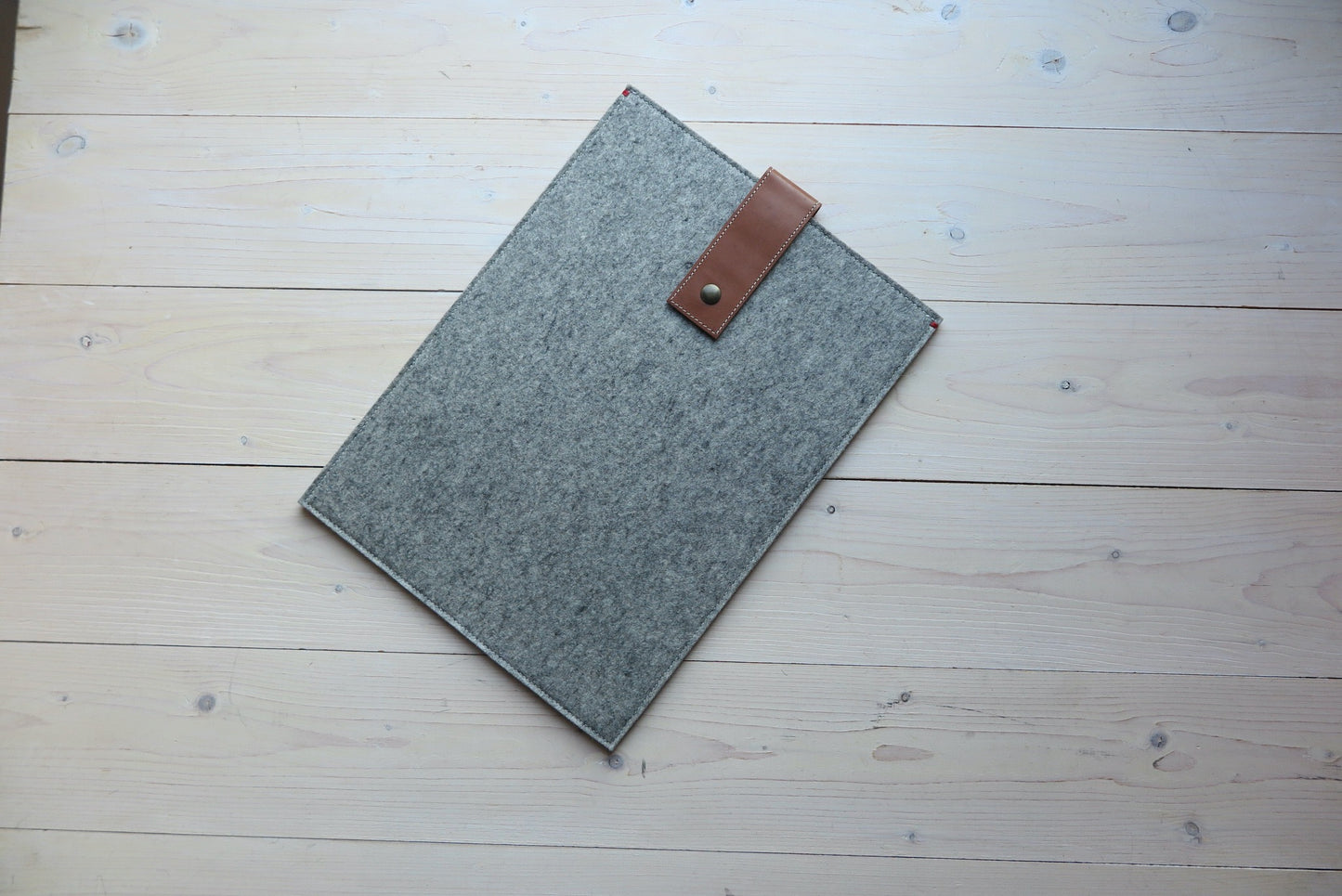 Felt cover with leather closure for 13 "macbook pro retina vegetable tanned leather