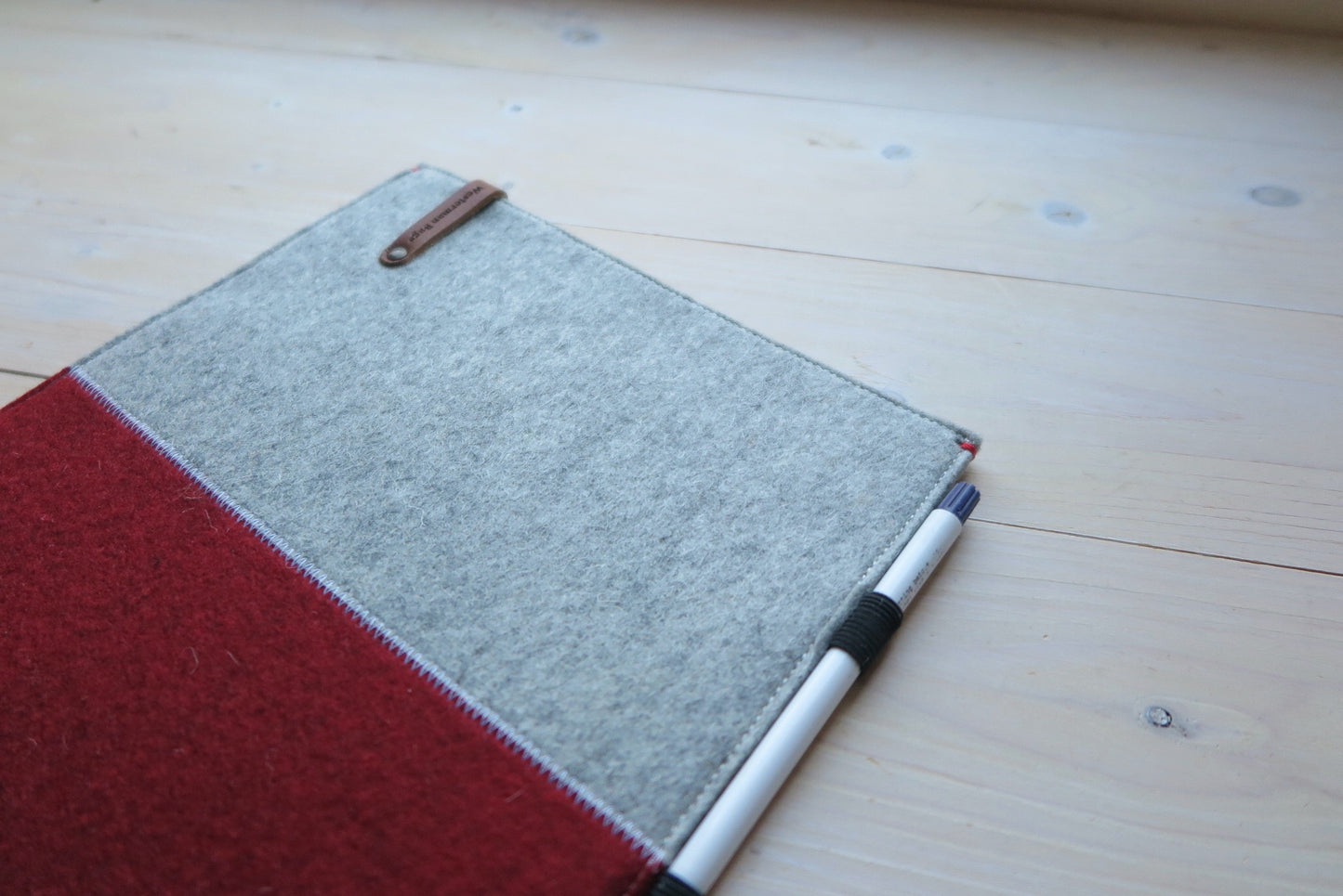 IPad 12.9 cover in red and gray with loops for Apple Pencil