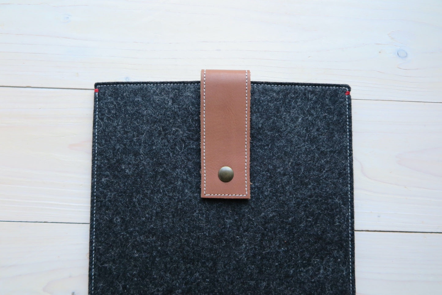 12 "MacBook Hoes in Black felt with leather closure