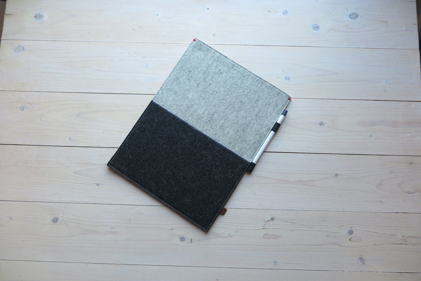Felt cover iPad Pro 12.9 in gray and black with pen loops