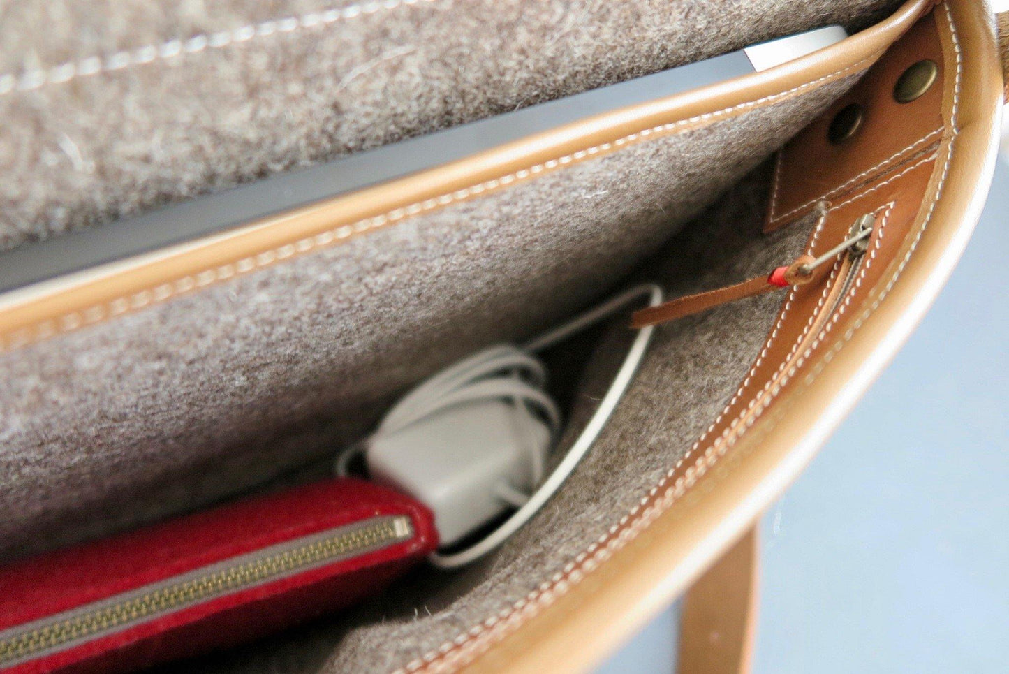laptoptas van vilt als messenger tas met leren details