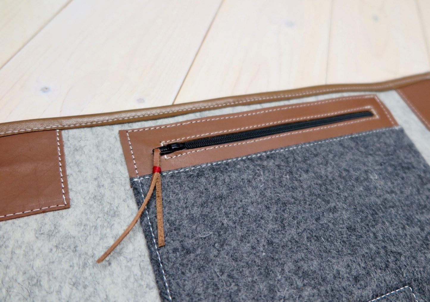 CLASSIC MESSENGER small - vilten schoudertas met leren details - Westerman Bags vilten tassen en hoezen. Dutch Design.