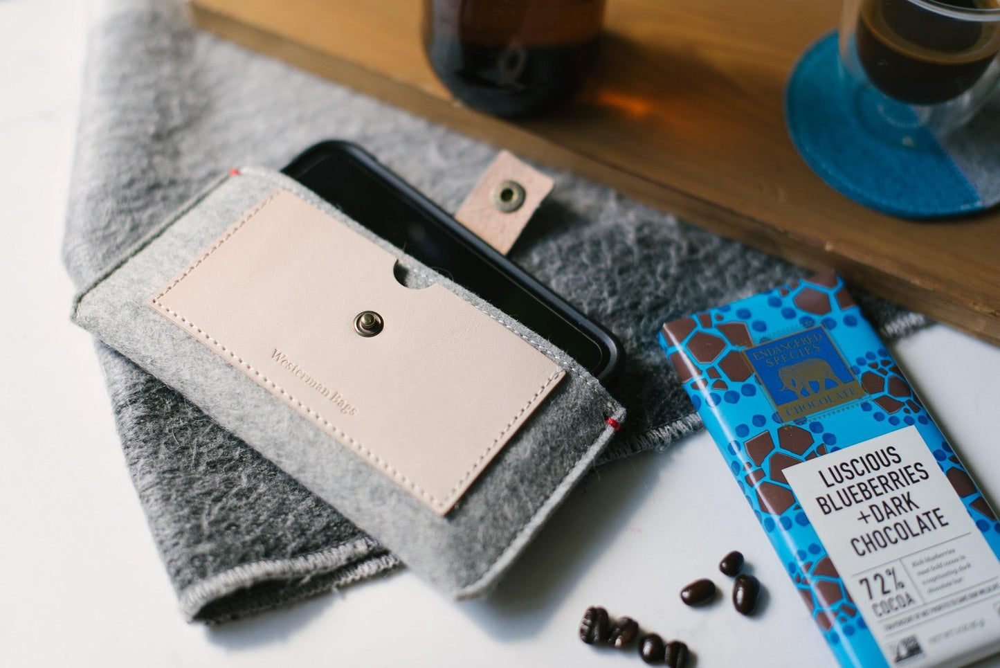 iPhone wallet hoes van wolvilt en leer, blank lederen grijze iPhone hoes met extra vakjes voor creditcards, iPhone XR hoes, iPhone XsMAX - Westerman Bags vilten tassen en hoezen. Dutch Design.