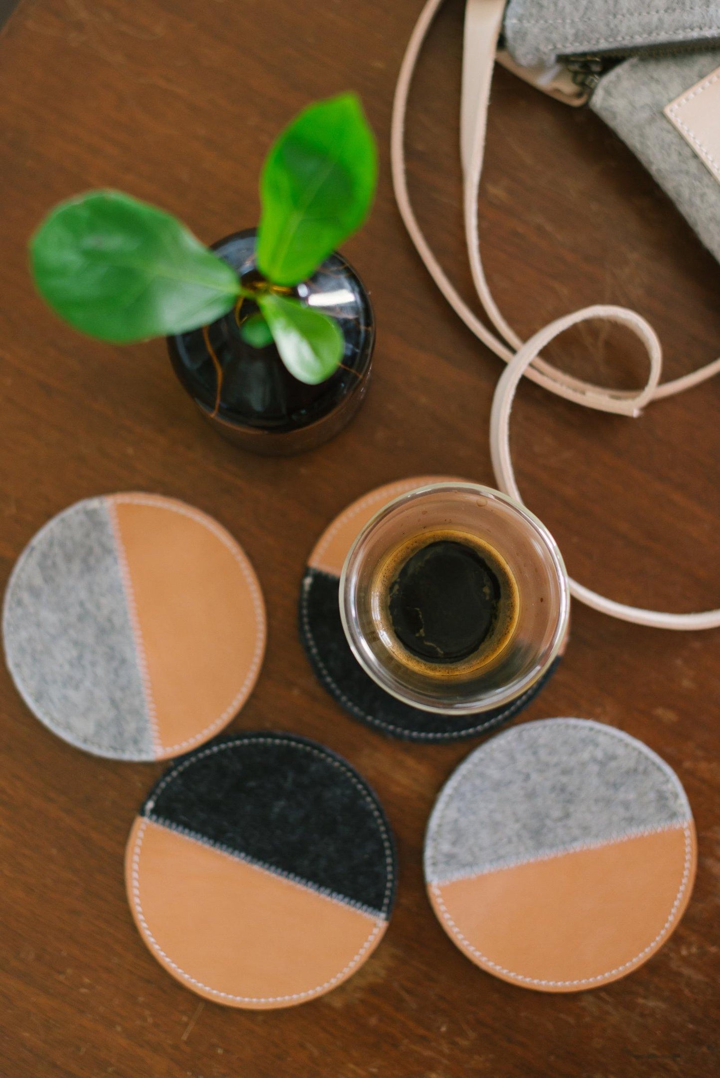 VANMIJ - Vilt & Leer onderzetters | felt and leather coasters - Westerman Bags vilten tassen en hoezen. Dutch Design.