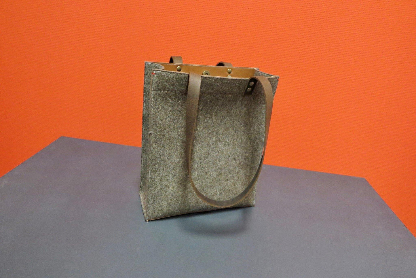 FUNCTIE - Vilten laptoptas | Shopper XL | Zandbruin | Rits | Man - Westerman Bags vilten tassen en hoezen. Dutch Design.