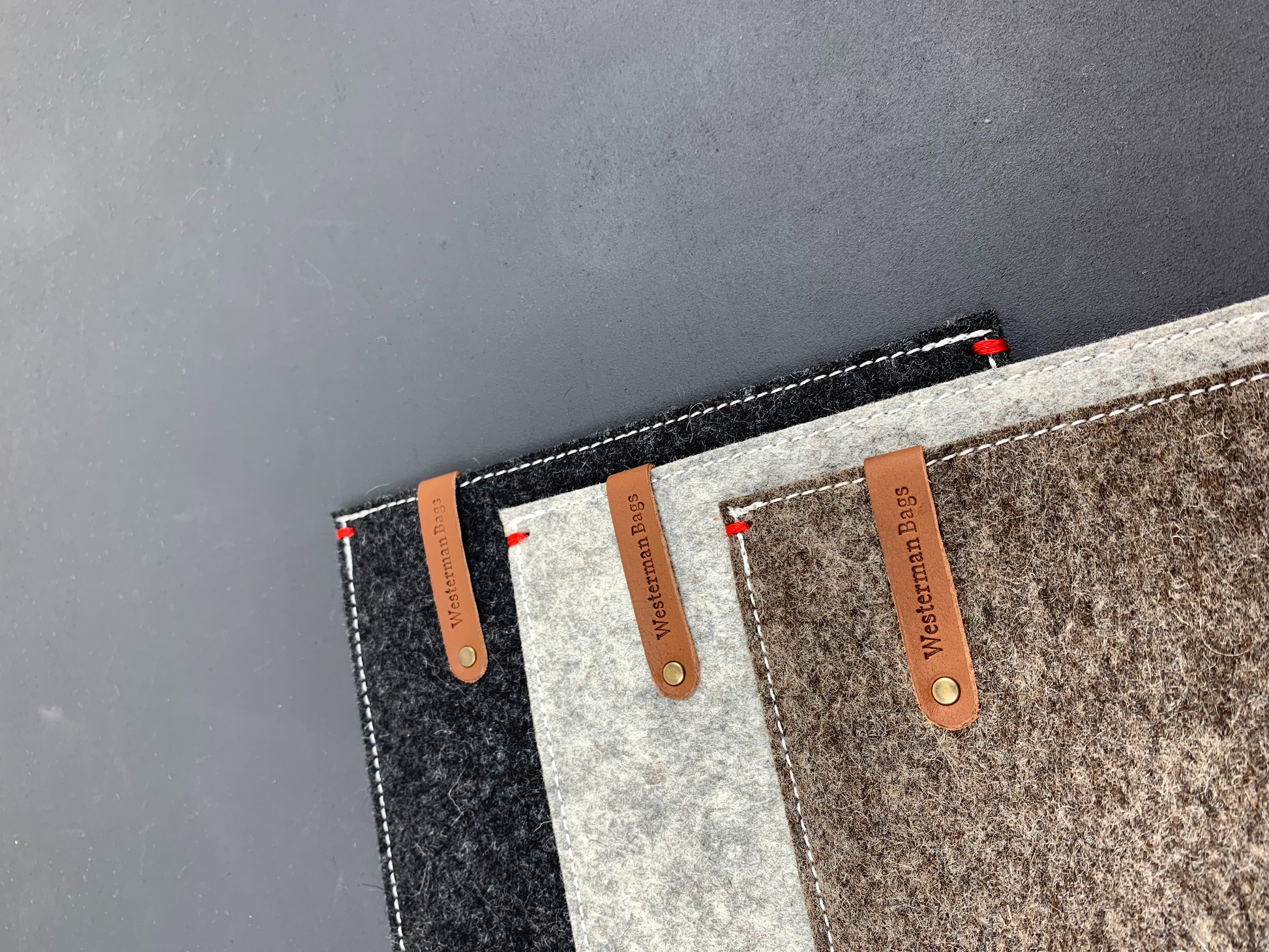 MS Surface Pro | Pixelbook felt sleeve - vilten hoes in grijs - zwart of zandbruin. - Westerman Bags vilten tassen en hoezen. Dutch Design.