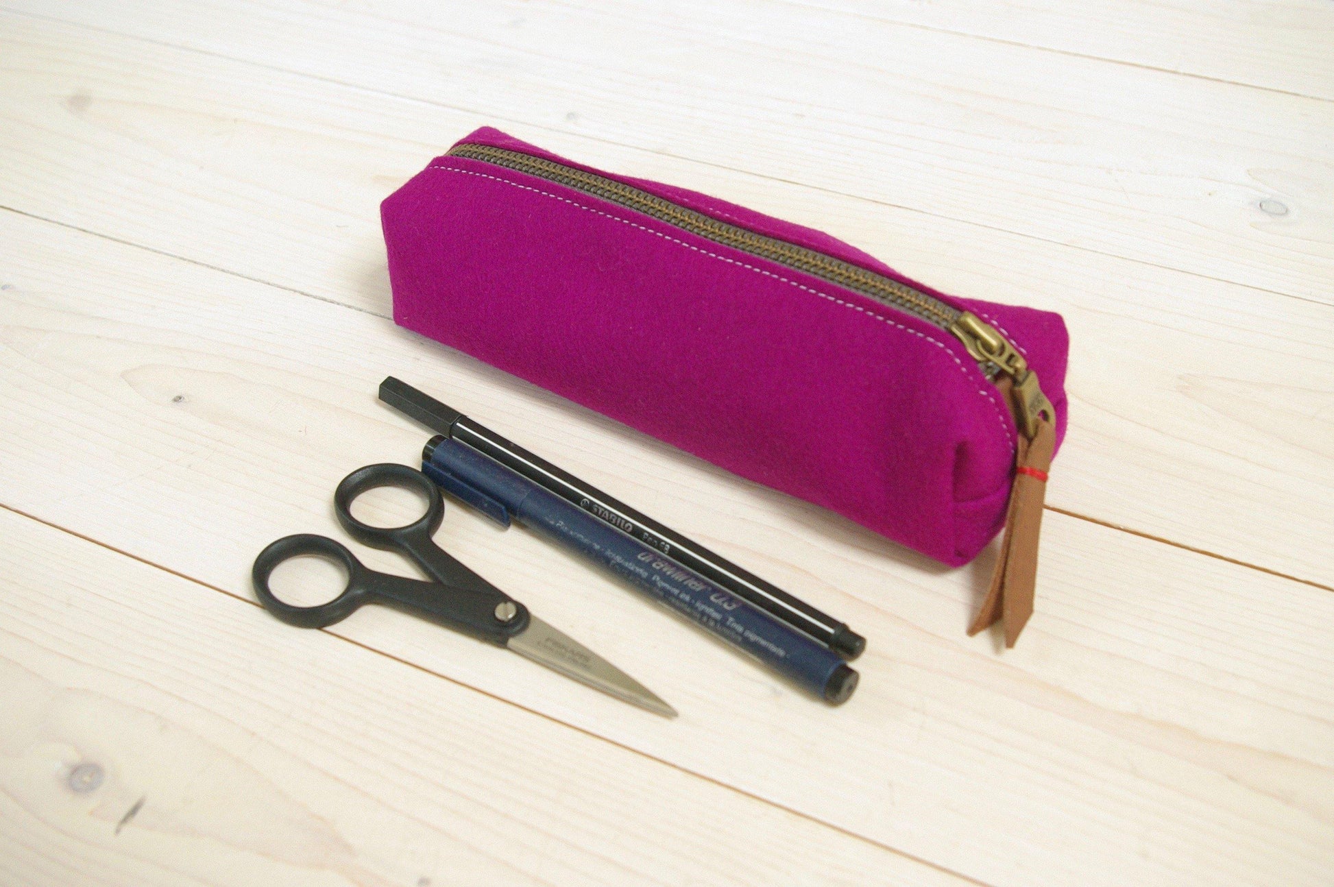 VANMIJ - pencil case | pen etui - Wolvilt - Dark Pink - Westerman Bags vilten tassen en hoezen. Dutch Design.