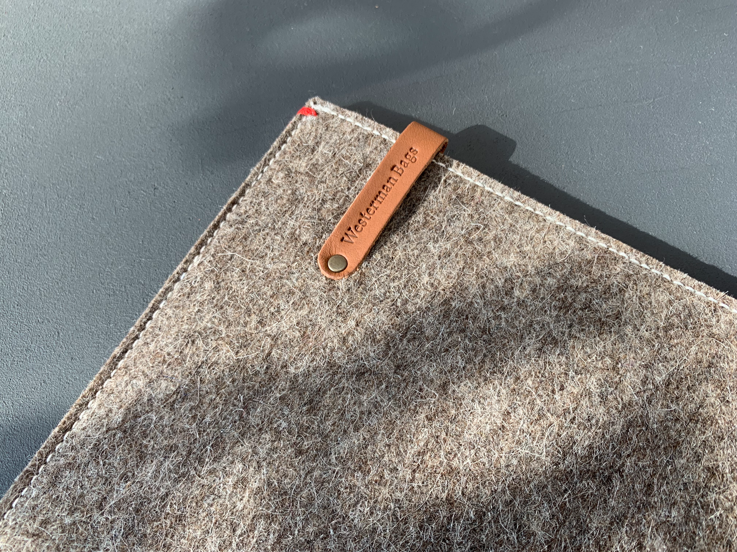 MS Surface Pro | Pixelbook felt sleeve - vilten hoes in grijs - zwart of zandbruin. - Westerman Bags vilten tassen en hoezen. Dutch Design.