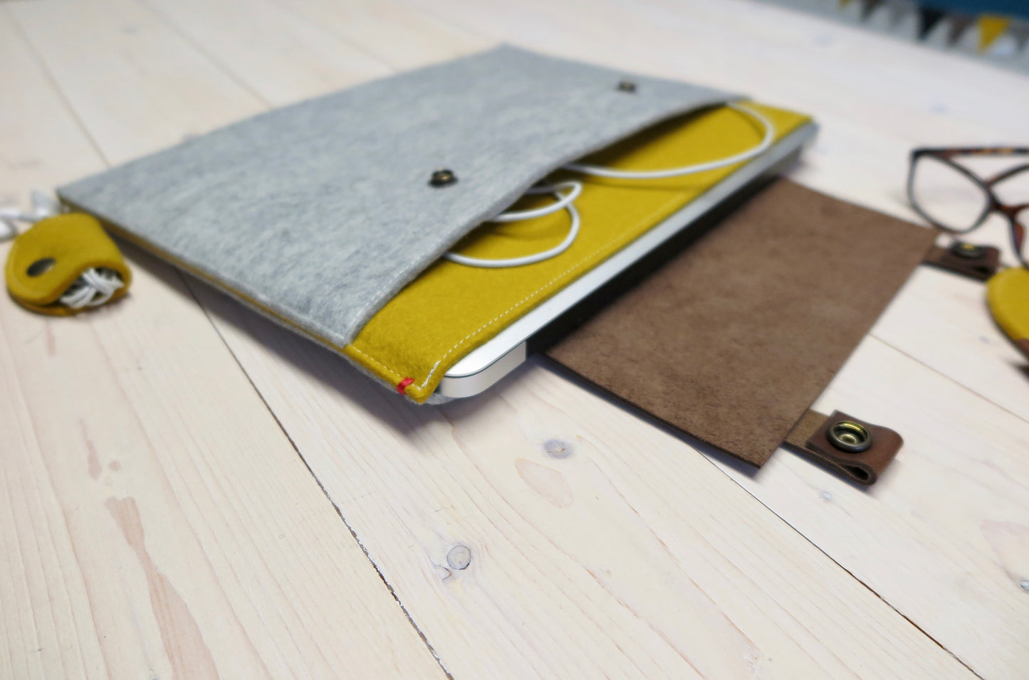 CLASSIC CASE | Macbook Pro en Air | Extra vak | Grijs en Geel - Westerman Bags vilten tassen en hoezen. Dutch Design.