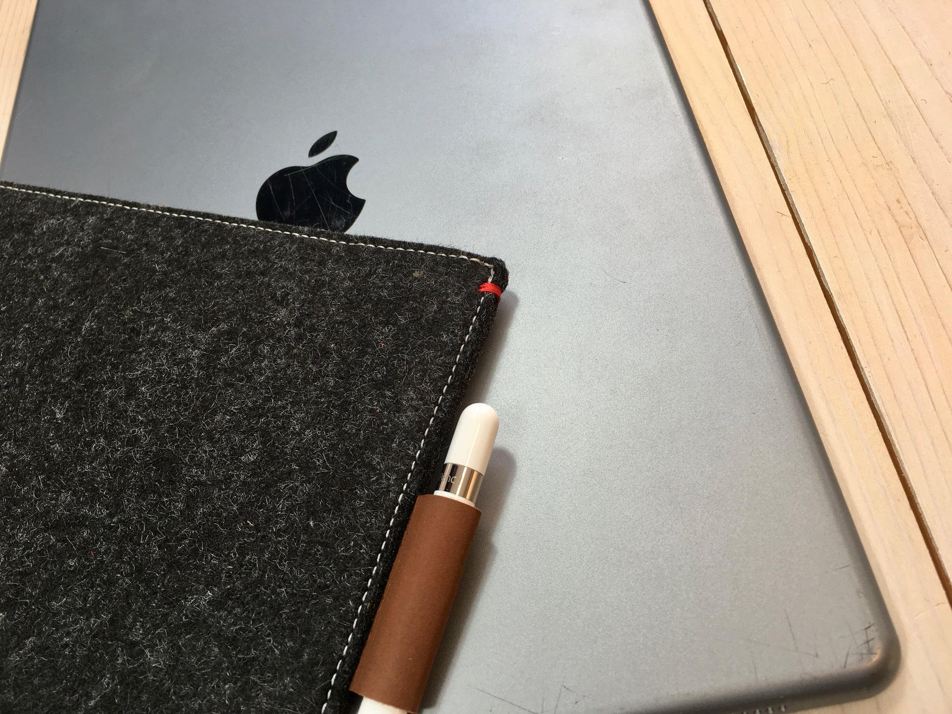 iPad Pro 10.5 / 12.9 hoes Zwart - Leren Apple Pencil houder _ FUNCTIE SERIE - Westerman Bags vilten tassen en hoezen. Dutch Design.