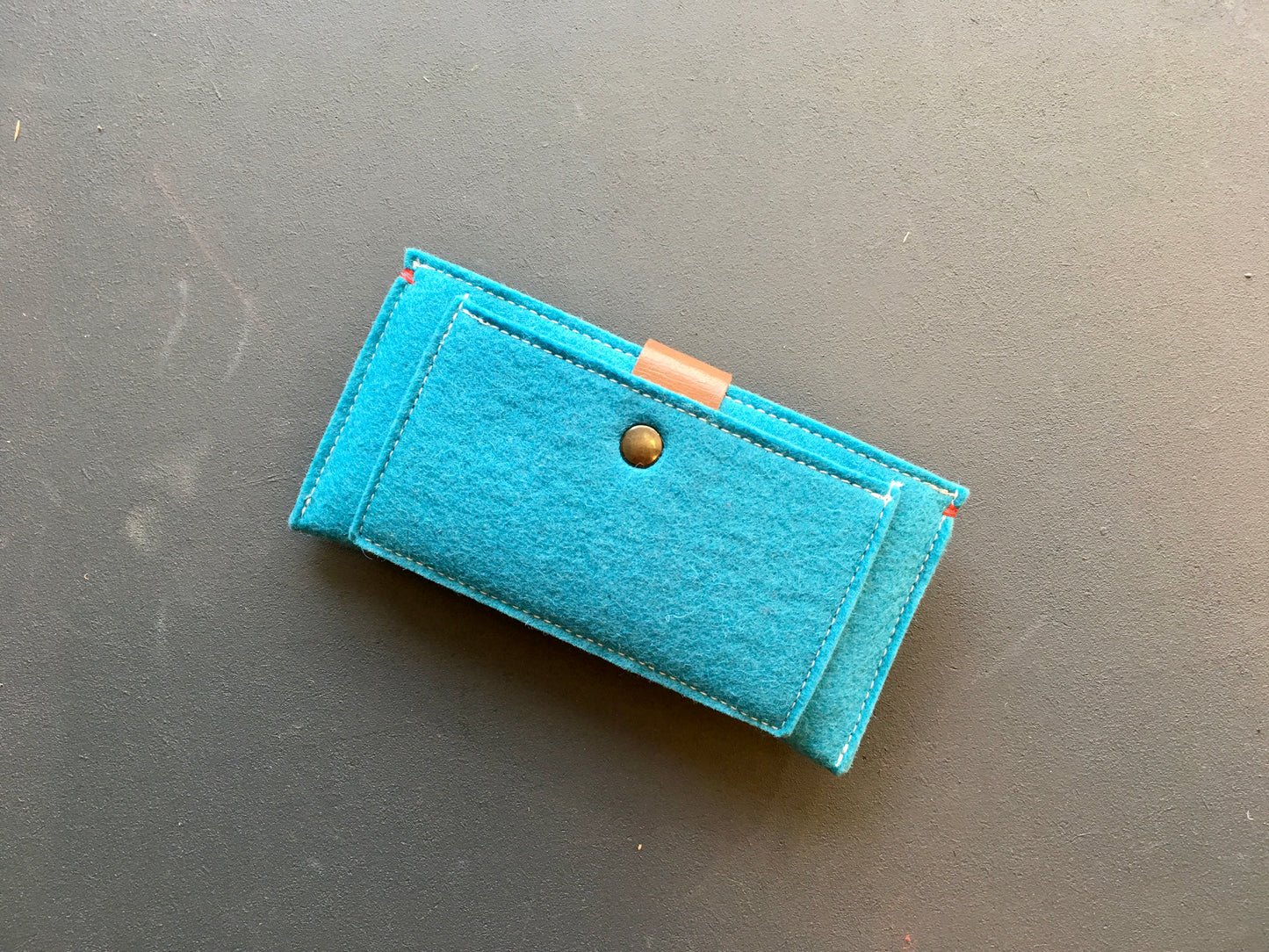 CONTRAST - iPhone wallet vilt | OCEAN BLUE - Westerman Bags vilten tassen en hoezen. Dutch Design.