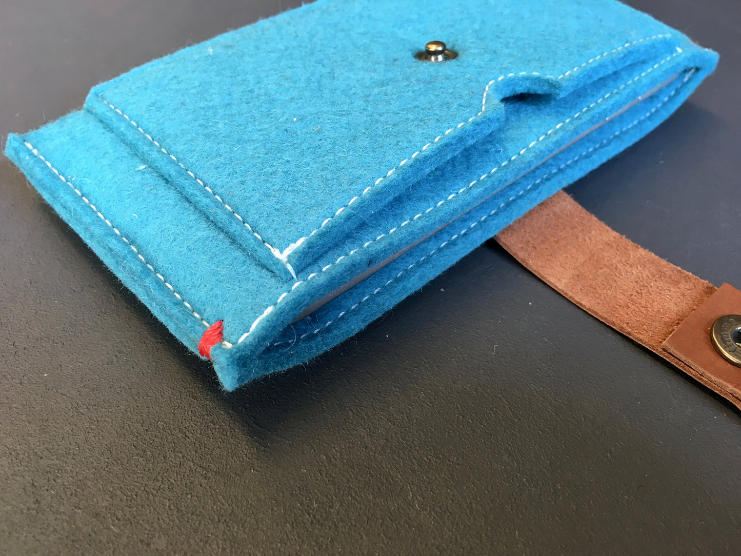 CONTRAST - iPhone wallet vilt | OCEAN BLUE - Westerman Bags vilten tassen en hoezen. Dutch Design.