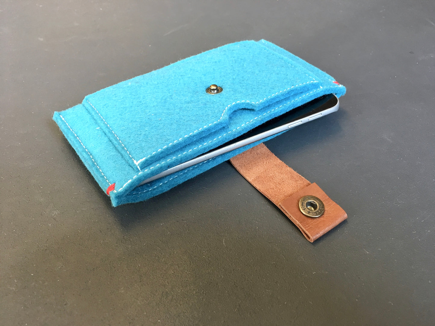 CONTRAST - iPhone wallet vilt | OCEAN BLUE - Westerman Bags vilten tassen en hoezen. Dutch Design.