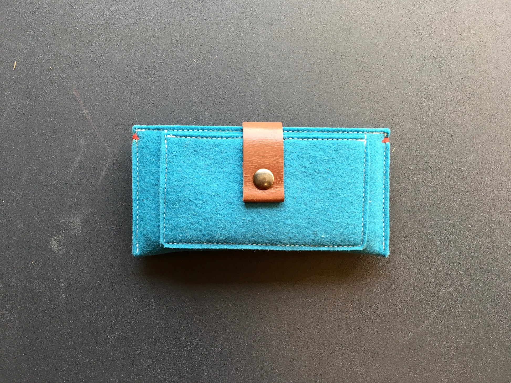 CONTRAST - iPhone wallet vilt | OCEAN BLUE - Westerman Bags vilten tassen en hoezen. Dutch Design.