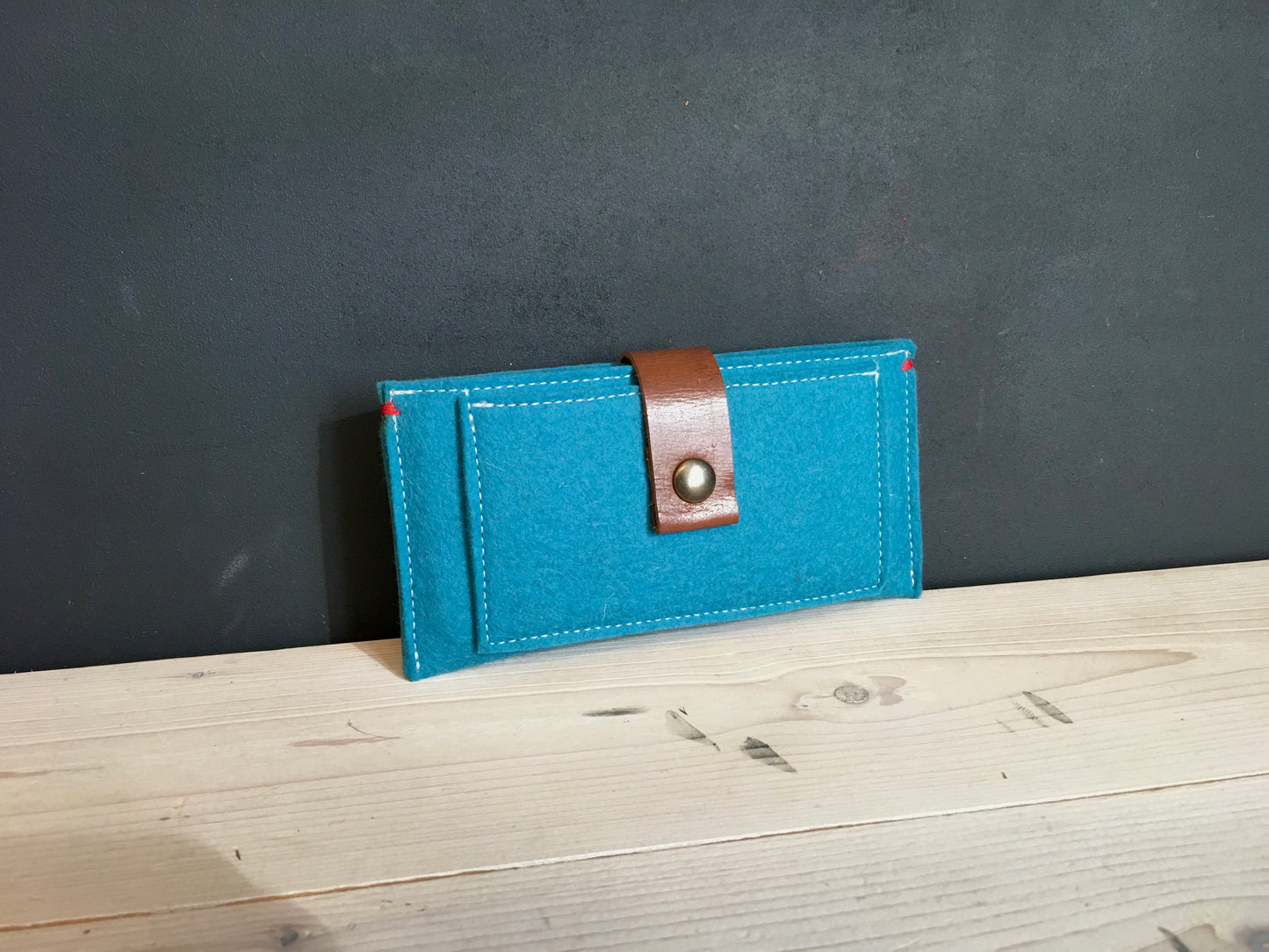 CONTRAST - iPhone wallet vilt | OCEAN BLUE - Westerman Bags vilten tassen en hoezen. Dutch Design.