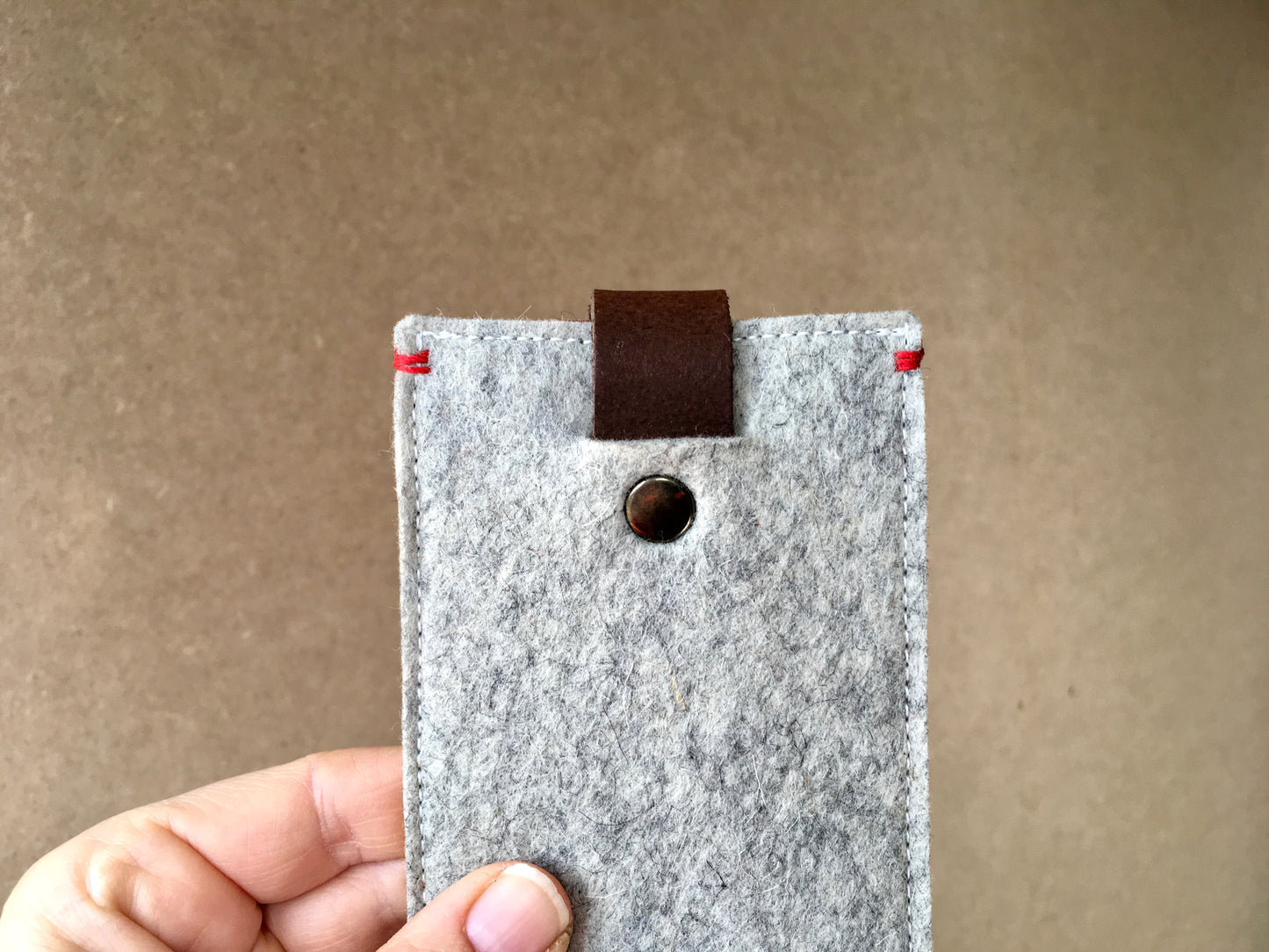 CLASSIC CASE - Zandbruin met leren sluiting. Hoes voor iPhone Xr Xsmax Fairphone Samsung. - Westerman Bags vilten tassen en hoezen. Dutch Design.