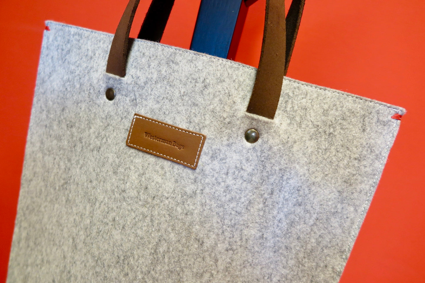 SOLD OUT - GRIFT tas in grijs vilt laptoptas - pure wol - minimalistisch ontwerp - natuurlijke materialen - Westerman Bags vilten tassen en hoezen. Dutch Design.