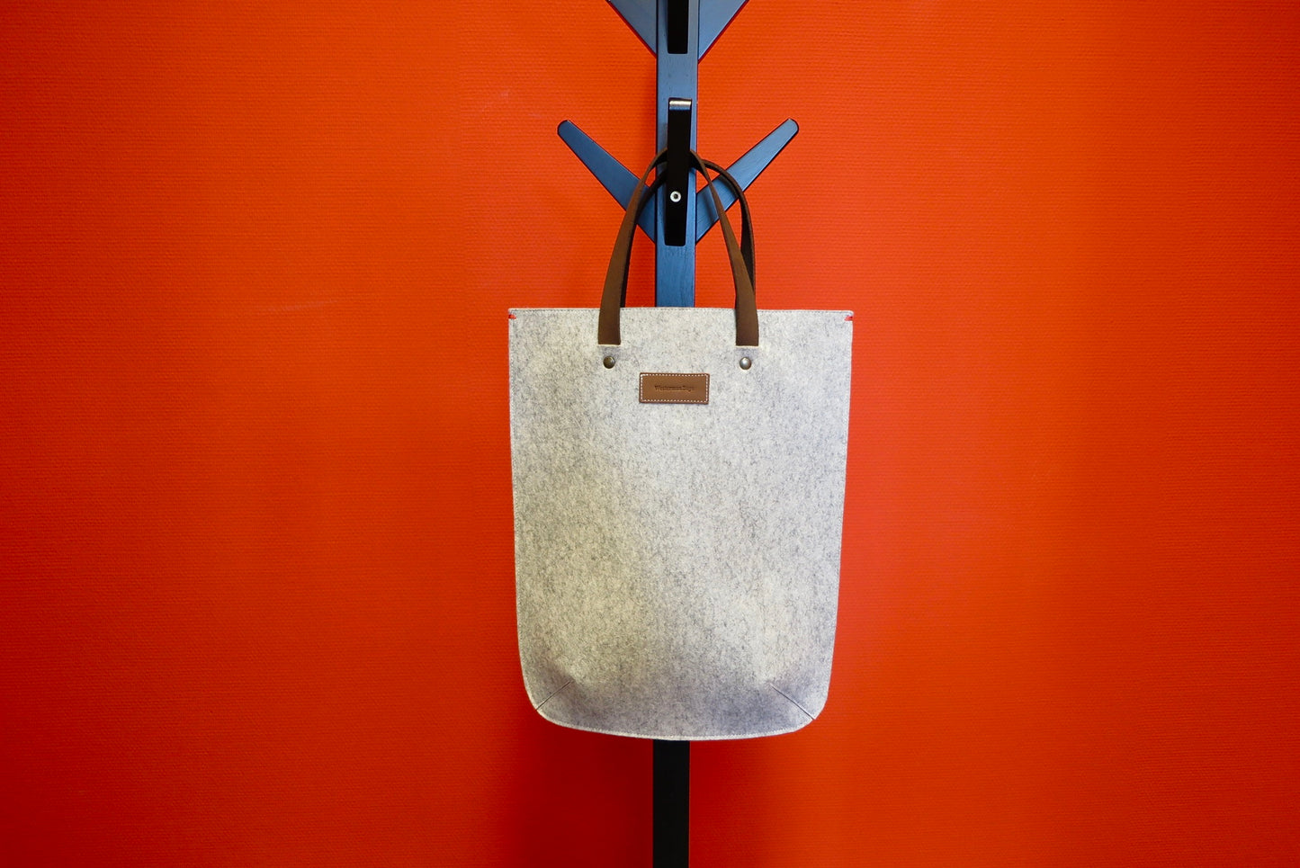 SOLD OUT - GRIFT tas in grijs vilt laptoptas - pure wol - minimalistisch ontwerp - natuurlijke materialen - Westerman Bags vilten tassen en hoezen. Dutch Design.