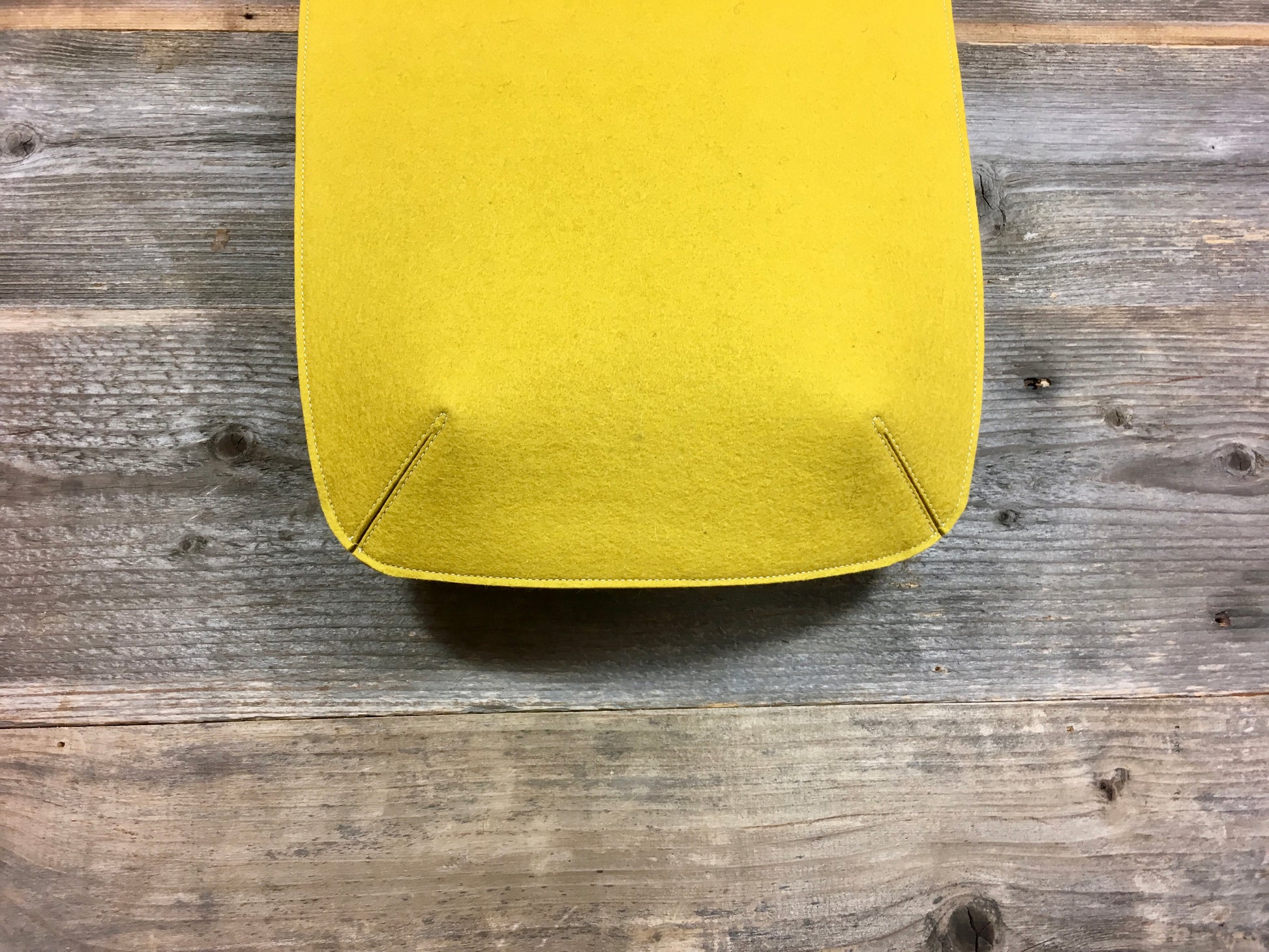 GRIFT tas in geel vilt laptoptas - pure wol - okergeel retro - laatste exemplaren - Westerman Bags vilten tassen en hoezen. Dutch Design.