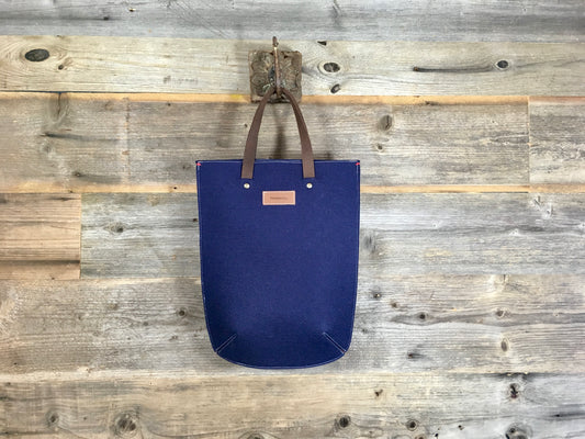 GRIFT tas in donker blauw vilt laptoptas - pure wol - minimalistisch ontwerp - Westerman Bags vilten tassen en hoezen. Dutch Design.