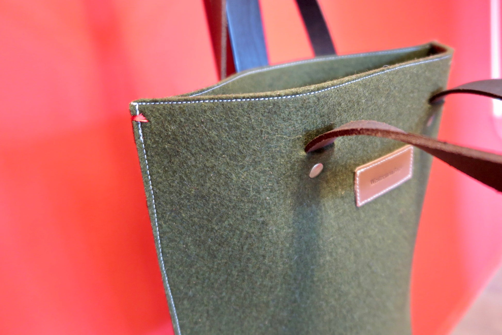 GRIFT tas in mos groen vilt laptoptas - minimalistisch Dutch Design grote tas met leren hengsels - Westerman Bags vilten tassen en hoezen. Dutch Design.