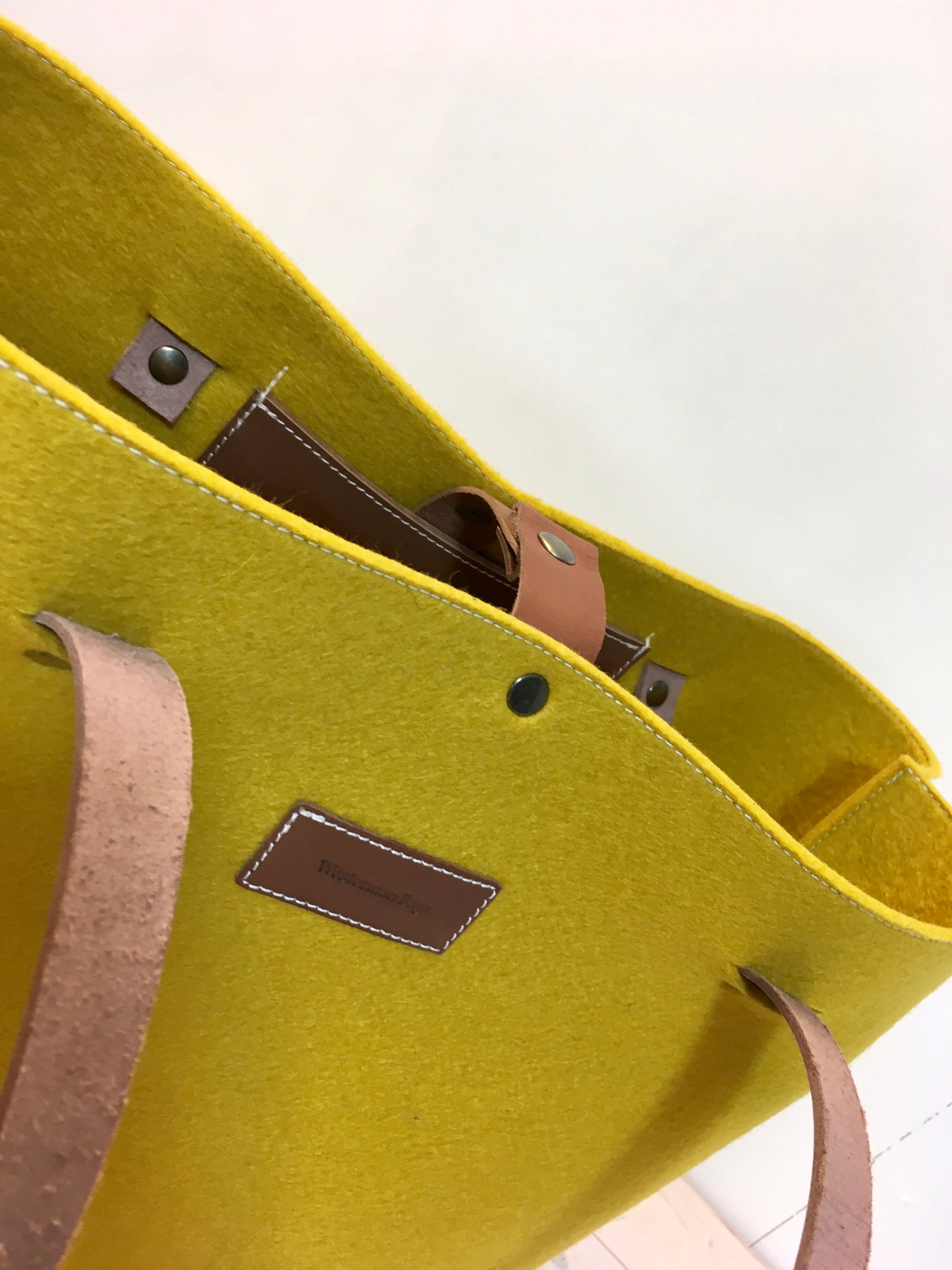 Leren logo op gele vilten tas extra groot laptop