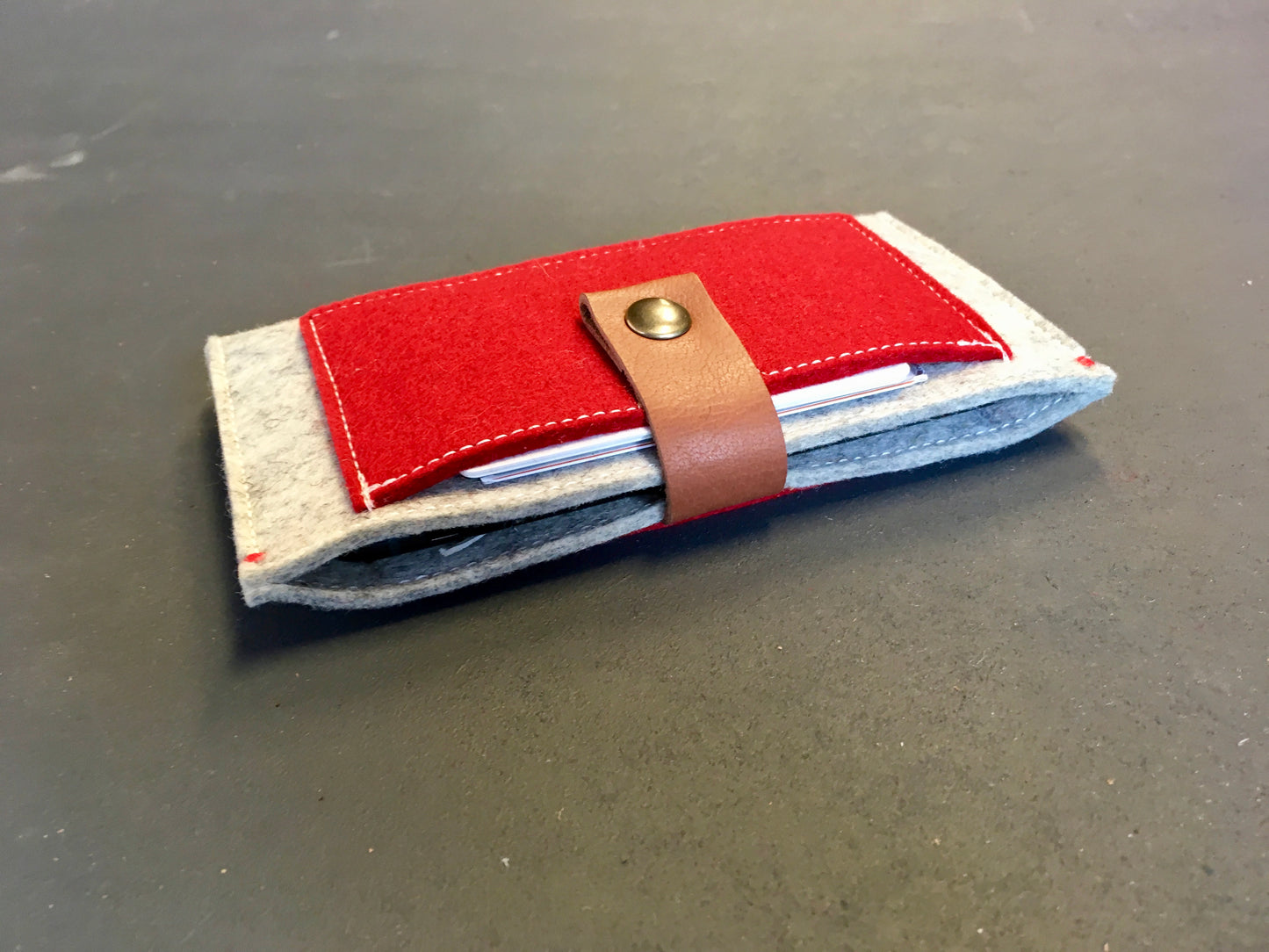 CONTRAST - iPhone wallet vilt | special GRIJS ROOD - Westerman Bags vilten tassen en hoezen. Dutch Design.