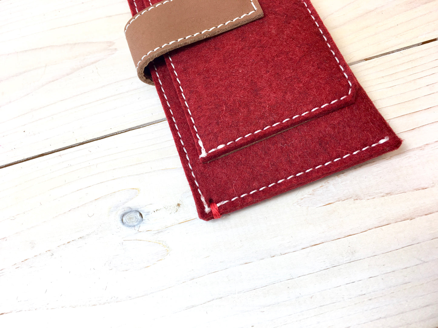 Iphone WALLET vilt | Rood | magnetische sluiting - Westerman Bags vilten tassen en hoezen. Dutch Design.